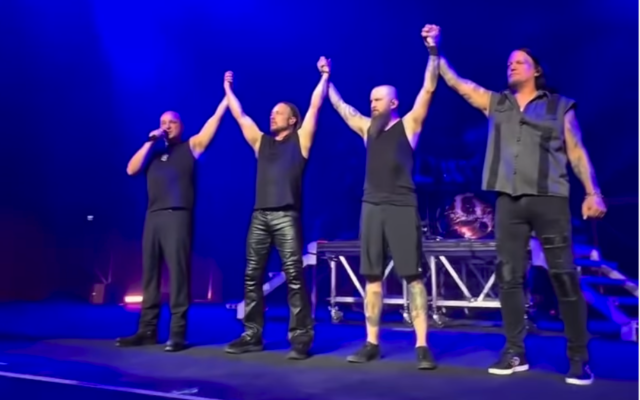 David Draiman, chanteur du groupe Disturbed (à l'extrême gauche) et ses camarades, sur scène, aux Pays-Bas, le 15 octobre 2025 (Crédit : Capture d'écran/Instagram de David Draiman)